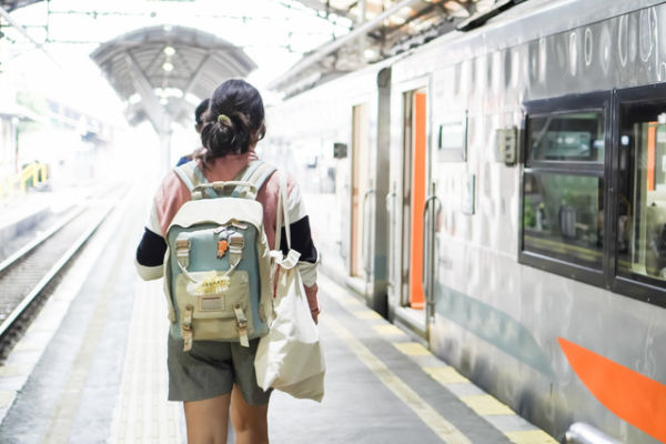 Ilustrasi naik kereta. Foto: Shutterstock
