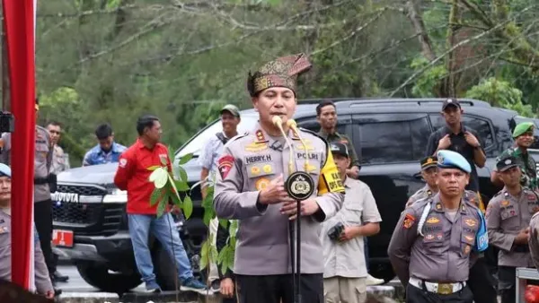Kapolda Riau Irjen Herry Heryawan memulai pencanangan penanaman pohon.