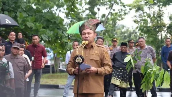 Kapolda Riau Irjen Herry Heryawan memulai pencanangan penanaman pohon.