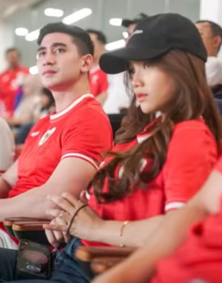 Fuji dan Verrell Bramasta nonton Timnas vs Bahrain. <div class=