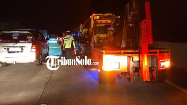 KECELAKAAN PEMUDIK LEBARAN. Para penumpang bus yang terlibat kecelakaan di KM 485 Tol Boyolali dievakuasi, Sabtu (29/3/2025). Polisi sudah turun tangan menangani kecelakaan ini.
