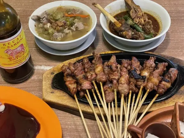 Pulang Kampung ke Tegal, Wajib Makan 5 Sate Kambing Batibul di Sini