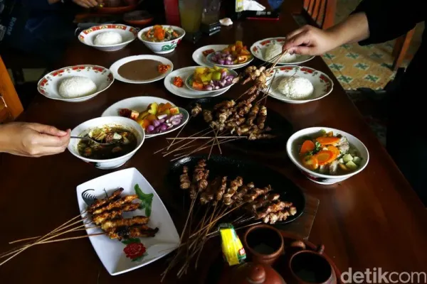 Sate kambing wajib dicicipi saat mampir ke Tegal. Di warung Sate Kambing Batibul Bang Awi ini ada sate kambing yang kondang lezatnya sejak 1996.
