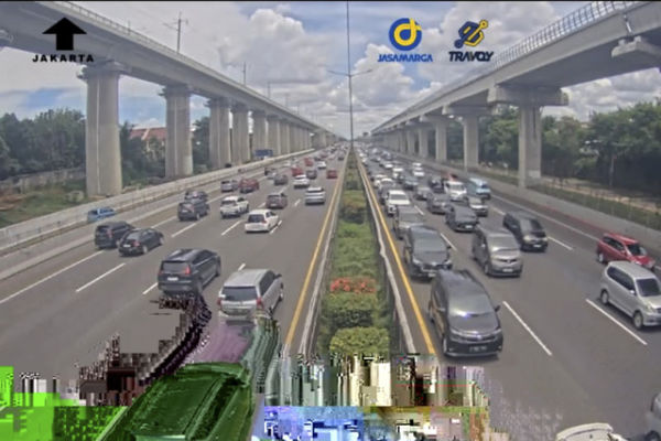 Arus lalu lintas di sejumlah ruas tol pada Senin (31/3/2025) siang. Foto: Dok. CCTV Jasa Marga