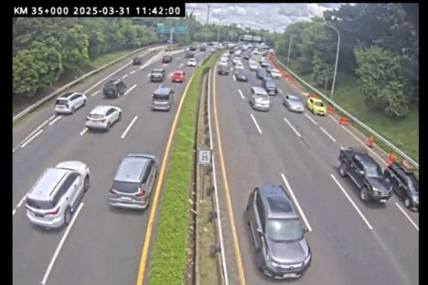 Arus lalu lintas di sejumlah ruas tol pada Senin (31/3/2025) siang. Foto: Dok. CCTV Jasa Marga