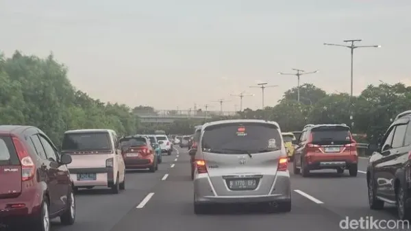 Wisatawan ke kawasan wisata Puncak, Bogor diprediksi akan melonjak pada Selasa (1/4) besok. <div class=
