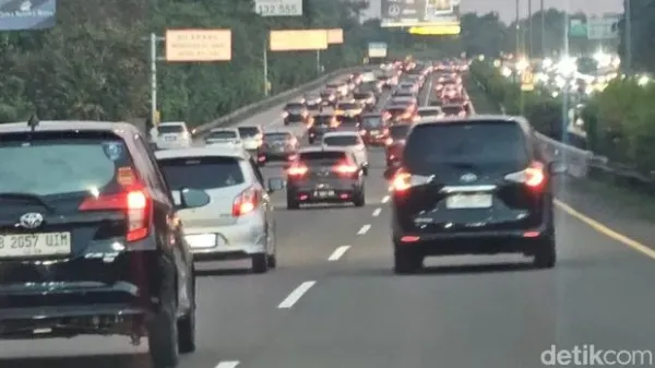 Wisatawan ke kawasan wisata Puncak, Bogor diprediksi akan melonjak pada Selasa (1/4) besok. Pada sore ini, Tol Jagorawi terpantau ramai dilintasi kendaraan. (Herianto B/detikcom)