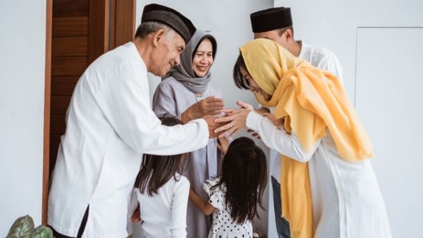 Ilustrasi silaturahmi bersama keluarga saat Lebaran. Foto: Odua Images/Shutterstock