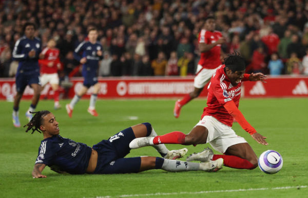 Duel Lenny Yoro dan Anthony Elanga saat Nottingham Forest vs MU dalam laga pekan ke-30 Liga Inggris 2024/25 di Stadion City Ground pada Rabu (2/4) dini hari WIB. Foto: REUTERS/Chris Radburn