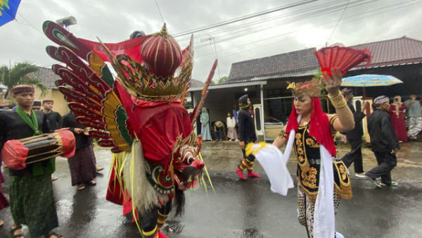 Di bawah rintik hujan, ritual adat Barong Ider Bumi kembali digelar dengan khidmat di Desa Kemiren, Kecamatan Glagah, Kabupaten Banyuwangi, Jawa Timur, pada Selasa (1/4/2025). Foto: kumparan