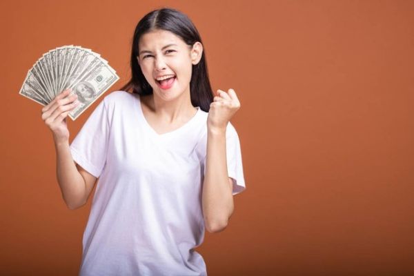 Ilustrasi perempuan menghitung uang. Foto: BaanTaksinStudio/Shutterstock.