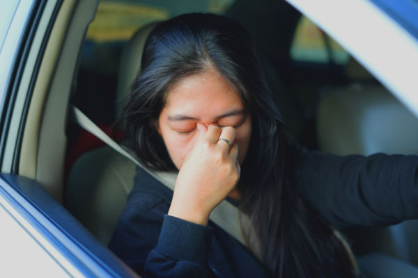 Ilustrasi perempuan mengantuk saat berkendara. Foto: Shutterstock