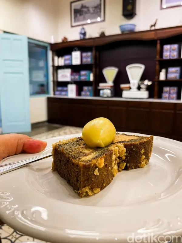 Tji Laki 9: Bolu pisang hits di Bandung dengan topping flavored butter.
