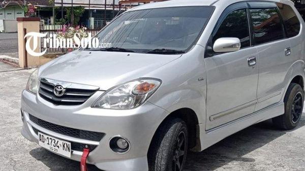BARANG BUKTI. Satu unit mobil rental Toyota Avanza 1500S bernomor polisi AD 1734 KN milik warga Kabupaten Sragen yang digadaikan pelanggan sendiri. Korban yang curiga lalu melaporkan kasus ini ke Polisi.