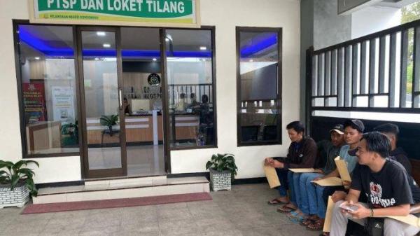KORBAN KUR PERBANKAN - Kuasa Hukum korban KUR perbankan plat merah di Bondowoso saat mendampingi enam orang korban yang melapor ke Kejaksaan Negeri, pada Rabu (12/2/2025).