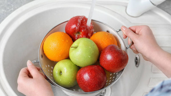Ilustrasi Mencuci Buah-Buahan. Foto: Shutterstock