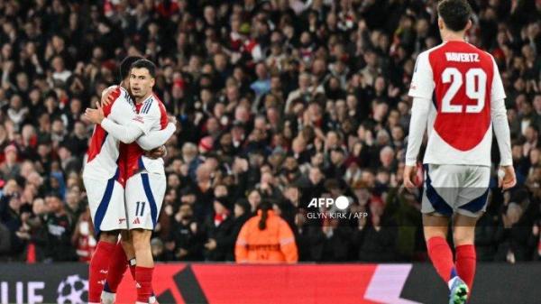 Gelandang Arsenal asal Brasil #11 Gabriel Martinelli (Kanan) merayakan gol pertama timnya dan gol bunuh diri yang dicetak oleh kiper Shakhtar Donetsk asal Ukraina #31 Dmytro Riznyk selama pertandingan sepak bola Liga Champions UEFA antara Arsenal dan Shakhtar Donetsk di Stadion Emirates di London utara pada 22 Oktober 2024. <div class=