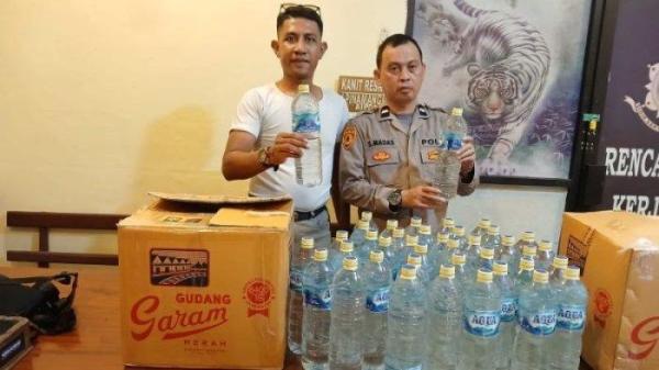 RAZIA MIRAS - Polsek Pelabuhan Manado menggagalkan penyelundupan 60 liter Cap Tikus dari Pelabuhan Manado, Sulawesi Utara, Jumat (4/3/2025). Miras ilegal tersebut berencana dikirim ke Ternate, Maluku Utara.