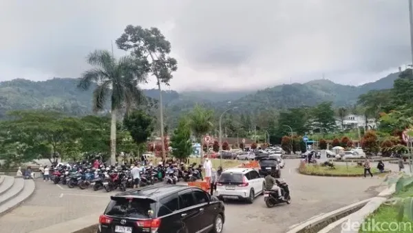 Rest Area Gunung Mas di kawasan Puncak, Bogor dipadati pengunjung pada Minggu (6/4/2025).