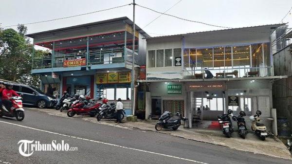 TAK SERAMAI TAHUN LALU - Suasana warung makan sekitar Cemoro Kandang, di kawasan wisata Tawangmangu, Kabupaten Karanganyar, Sabtu (5/4/2025). Kondisi kawasan wisata Tawangmangu, di Kabupaten Karanganyar pada tahun 2025 tidak seramai dibanding libur lebaran sebelumnya. Hal itu membuat pemasukan pemilik warung mengalami penurunan.