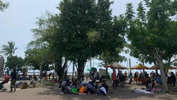 Wisatawan Taman Impian Jaya Ancol, Jakarta Utara (Jakut), ramai-ramai menggelar tikar di pinggir pantai.