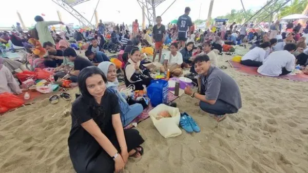 Warga botram di Pantai Ancol. (Taufiq /detikcom)