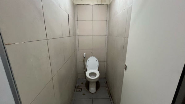 Melihat fasilitas kamar mandi di penginapan seharga Rp 15 Ribu per malam di Terminal Pulo Gebang, Jakarta Timur.<div class=