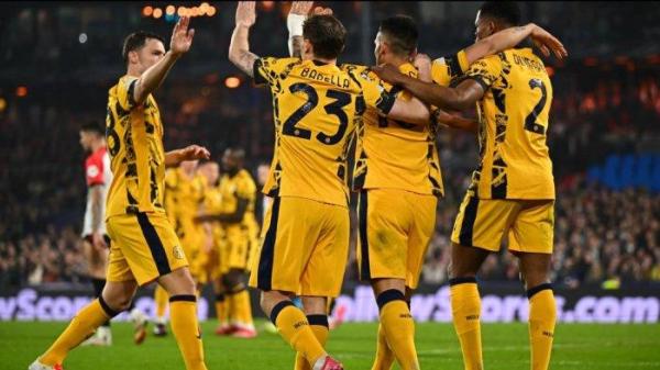 SELEBRASI INTER - Selebrasi pemain Inter Milan setelah mencetak gol ke gawang Feyenoord pada leg pertama babak 16 besar Liga Champions, di Stadio De Kuip, Kamis (6/3/2025) dini hari WIB. Inter berhasil menang dengan skor 2-0.