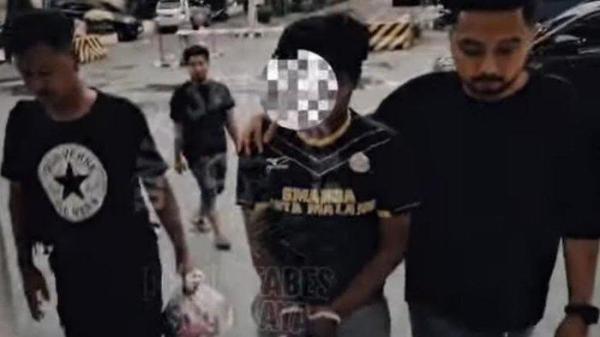 ANAK BUNUH AYAH DI DARMO: AUO (22), pemuda asal Pabean Cantikan diamankan di Polrestabes Surabaya, Senin (7/4/2025). Pelaku menghabisi nyawa ayahnya sendiri setelah didesak menebus mobil yang digadaikan secara diam-diam.