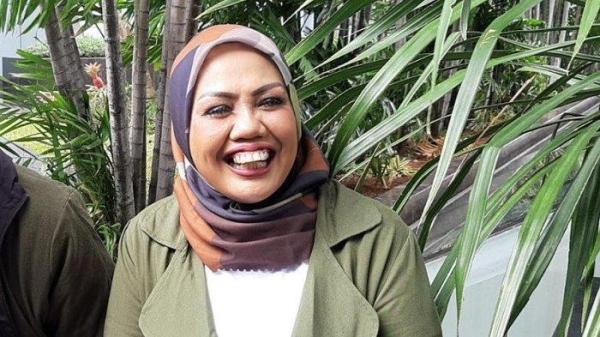 Elly Sugigi di gedung Trans TV, Jalan Kapten Tendean, Mampang Prapatan, Jakarta Selatan, Senin (21/12/2020). Elly Sugigi sebut tak mau bela pihak Ridwan Kamil atau Lisa Mariana, usai ngaku tahu dugaan perselingkuhan.