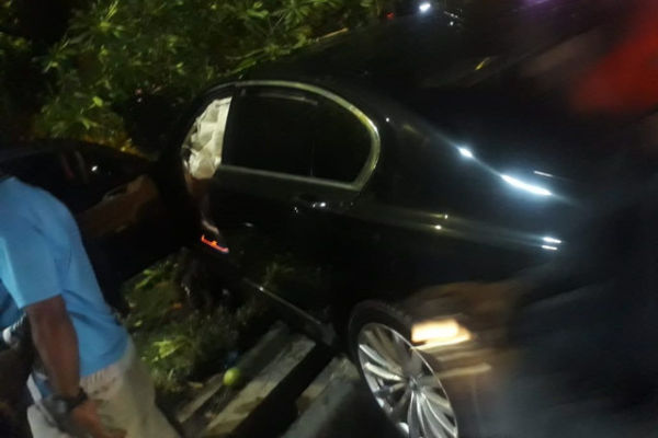 Mobil sedan BMW warna hitam dengan nopol P 805 INI terjun bebas dari ujung jalan Tol Krian-Gresik. <div class=