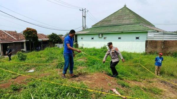 TERSAMBAR API - Saat pihak RT dan RW didampingi petugas Polsek Mundu Polres Cirebon Kota saat menunjukkan lokasi kejadian seorang anak laki-laki berinisial AE (12) mengalami luka bakar serius setelah tersambar api saat bermain bersama teman-temannya di halaman masjid kompleks perumahan tempat tinggalnya di Kecamatan Mundu, Kabupaten Cirebon, Minggu (6/4/2025) sore