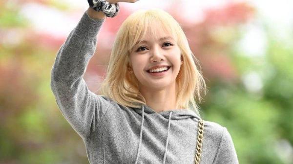 Lisa BLACKPINK tiba di Pusat Penerbangan Bisnis Gimpo pada Jumat (24/6/2022). Ia terbang ke Paris bersama V BTS dan Park Bo Gum untuk menghadiri Celine Men's Summer 2023 fashion Show.