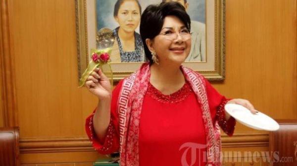 TITIEK PUSPA MENINGGAL - Penyanyi legendaris Titiek Puspa yang memiliki nama asli Sudarwati saat merayakan ulang tahunnya yang ke-76 tahun di Puspa Catering, pancoran Timur, Jakarta Selatan, Jumat (1/11/2013). Ia dikabarkan meninggal dunia hari ini, Kamis (10/4/2025).