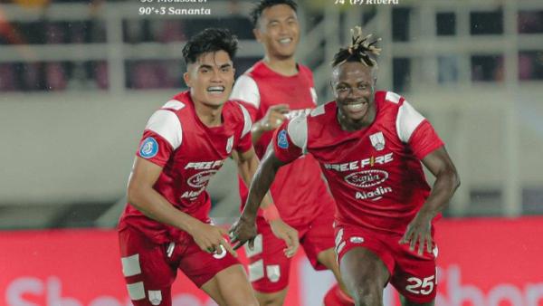 Persis Solo Vs Persebaya Surabaya - Cuplikan selebrasi gol Moussa Sidibe yang dirayakan bersama Ramadhan Sananta pada laga Persis Solo kontra Persebaya Surabaya di Stadion Manahan Solo, Jawa Tengah, Jumat (7/2/2025).