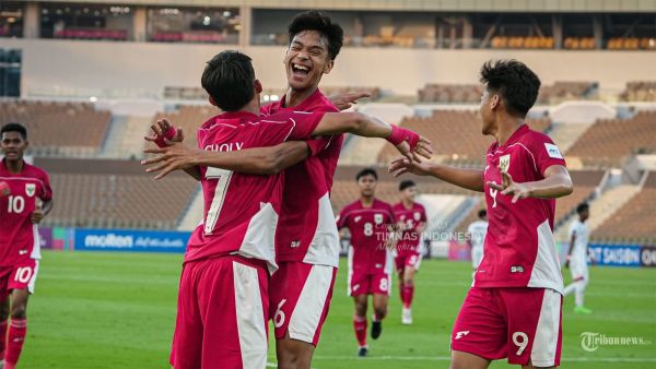 LOLOS PIALA DUNIA - Pesepak bola Timnas U-17 Indonesia selebrasi saat melawan Timnas U-17 Yaman pada pertandingan kedua Grup C Piala Asia U-17 di Stadion Prince Abdullah Al-Faisal, Jeddah, Senin (7/4/2025) malam WIB. Timnas U-17 Indonesia berhasil menggulung Yaman dengan skor 4-1 sehingga lolos ke Piala Dunia U-17 2025. TRIBUNNEWS/PSSI/HO