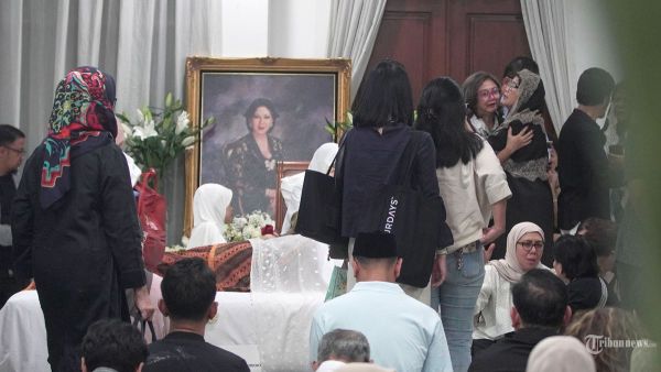 TITIEK PUSPA MENINGGAL - Keluarga dan kerabat melayat almarhumah Titiek Puspa di rumah duka, Jakarta Selatan, Kamis (10/4/2025). Titiek Puspa meninggal dunia dalam usia 87 tahun pada kamis (10/4) pukul 16.25 WIB di RS Medistra Jakarta Selatan setelah menjalani perawatan. Tampak sejumlah selebritis seperti Camelia Malik, Inul Daratista, Krisdayanti, Indy Barends dan beberapa selebritis lainnya hadir di rumah duka. Tribunnews/Jeprima  