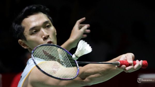 Pebulu tangkis tunggal putra Indonesia Jonatan Christie mengembalikan kok ke arah tunggal putra Thailand Kunlavut Vitidsarn pada final Daihatsu Indonesia Masters 2025 di Istora Senayan, Jakarta, Minggu (26/1/2025). Jonatan Christie gagal menjuarai Indonesia Masters 2025 pada sektor tunggal putra usai kalah rubber gim dengan skor 21-18, 17-21 dan 18-21. TRIBUNNEWS/IRWAN RISMAWAN