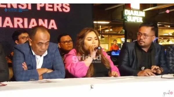 LISA MARIANA YAKIN: Lisa Mariana saat menggelar konferensi pers, Jumat (11/4/2025). Lisa Mariana yakin anaknya adalah darah daging Ridwan Kamil