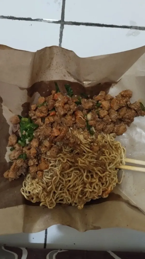 Mie Ayam Dibungkus Pakai Kertas Nasi Jadi Perdebatan, Kok Bisa?