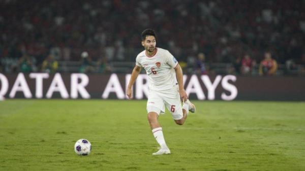 Pesepak bola Timnas Indonesia, Sandy Walsh membawa bola saat melawan Timnas Australia pada pertandingan Grup C putaran ketiga Kualifikasi Piala Dunia 2026 Zona Asia melawan Australia di Stadion Utama Gelora Bung Karno (SUGBK), Jakarta, Selasa (10/9/2024). Skor masih 0-0 pada babak pertama. TRIBUNNEWS/HERUDIN