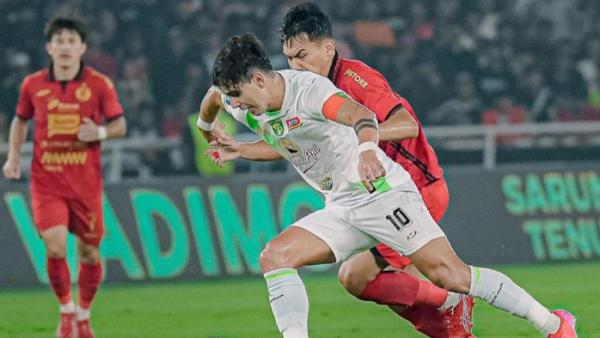 PERSIJA JAKARTA DAN PERSEBAYA SURABAYA - Cuplikan duel panas di laga Persija Jakarta kontra Persebaya Surabaya di Stadion Utama Gelora Bung Karno (SUGBK), Sabtu (12/4/2025).