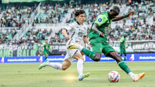 Cuplikan pertandingan Persebaya Surabaya vs Persija Jakarta dalam lanjutan pekan ke-11 Liga 1 2024/2025 di Stadion Gelora Bung Tomo, Surabaya, Jawa Timur pada Jumat (22/11/2024).