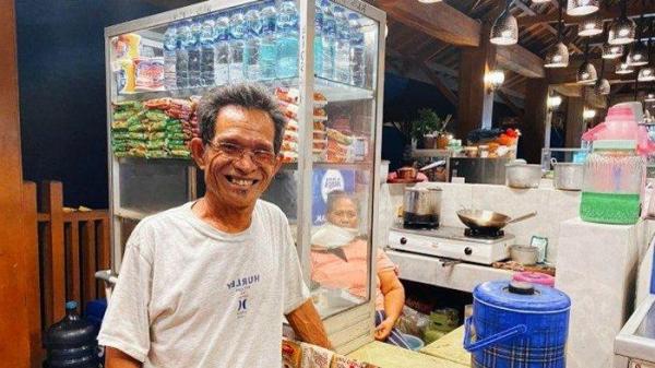 KISAH - Kisah Pelaku UMKM Alberti Kanaka, 64 tahun. Sejak tahun 1986, ia bersama sang istri telah menjadi saksi hidup perubahan kawasan wisata ini.