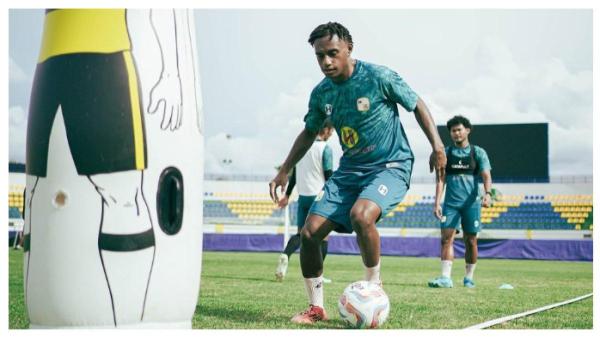 SESI LATIHAN - Potret Iqbal Gwijangge saat sesi latihan bersama Barito Putera pada Sabtu (5/4/2025). Terbaru Iqbal Gwijangge telah diperpanjang kontraknya bersam barito putera.