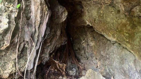 WISATA: Gua Larenggam menjadi simbol perlawanan dan saksi bisu kekejaman penjajah Kolonialisme Belanda. Gua ini terletak di Desa Arangkaa, Kecamatan Gemeh, Kabupaten Talaud, Foto diambil oleh Tribunmanado.co.id pada Rabu (9/4/2025).