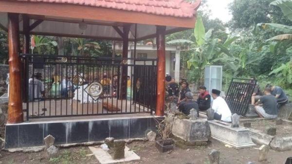PEMBONGKARAN MAKAM - Pembongkaran makam yang diduga palsu di pemakaman umum Kelurahan Brotonegaran, Kecamatan/Kabupaten Ponorogo, Jatim dibongkar, Minggu (13/4/2025) pagi. Makam yang diduga palsu dan dibongkar sebelumnya dinarasikan merupakan Mbah Sobari. Mbah Sobari sendiri merupakan salah satu leluhur Pondok Pesantren (Ponpes) Jenes, Ponorogo, Jatim.