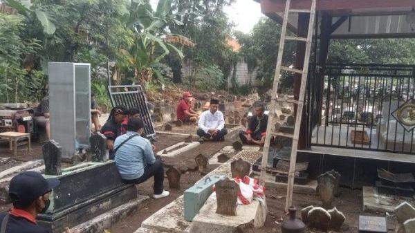 PEMBONGKARAN MAKAM - Pembongkaran makam yang diduga palsu di pemakaman umum l Kelurahan Brotonegaran, Kecamatan/Kabupaten Ponorogo, Jatim dibongkar, Minggu (13/4/2025) pagi. Makam yang diduga palsu dan dibongkar sebelumnya dinarasikan merupakan Mbah Sobari. Mbah Sobari sendiri merupakan salah satu leluhur Pondok Pesantren (Ponpes) Jenes, Ponorogo, Jatim.