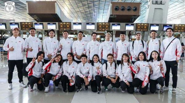 Foto bersama skuad full team Indonesia untuk Piala Sudirman 2023 ketika bersiap bertolak ke China, Kamis (11/5/2023).