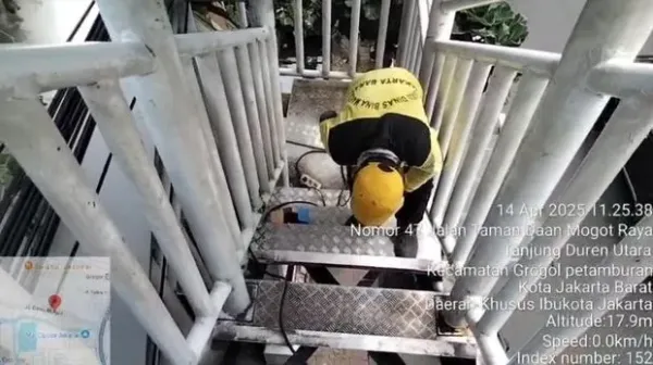 JPO di Daan Mogot yang rusak tengah diperbaiki..